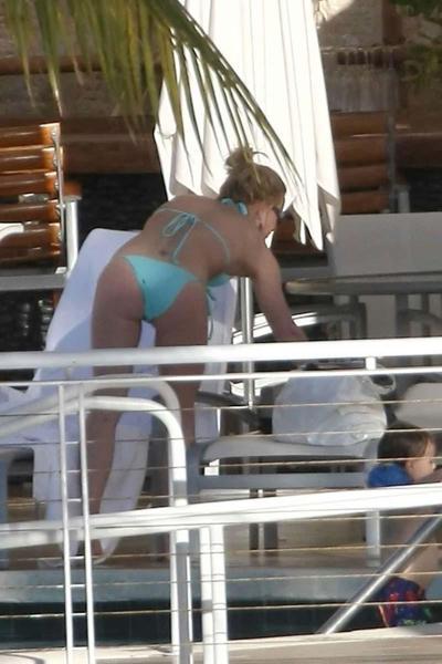 16P Britney Spears upskirt of her famous pussy