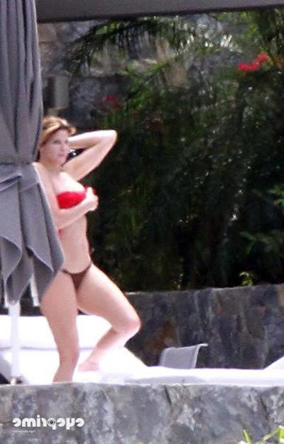 16P Stepanie Seymour sunbathing in topless sexy paparazzi photos