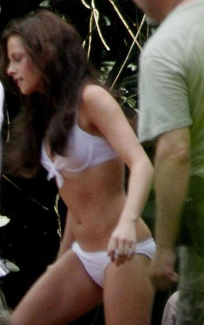 16P Kristen Stewart montrant son cul nu et juteux