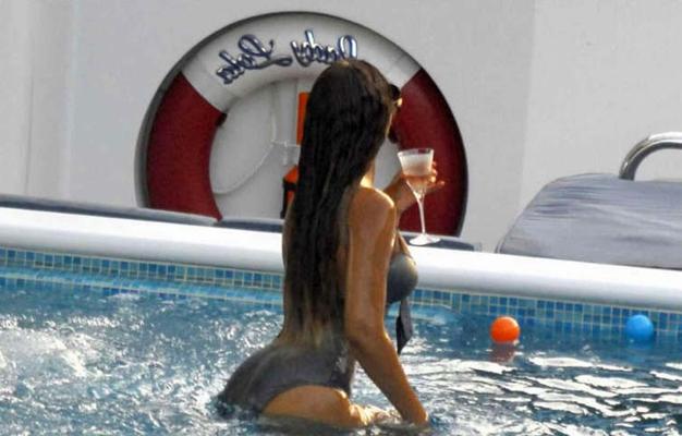 16P Beyonce Knowles exposing sexy body and hot ass in bikini on pool