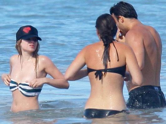 16P Avril Lavigne slipping her nipple on the beach