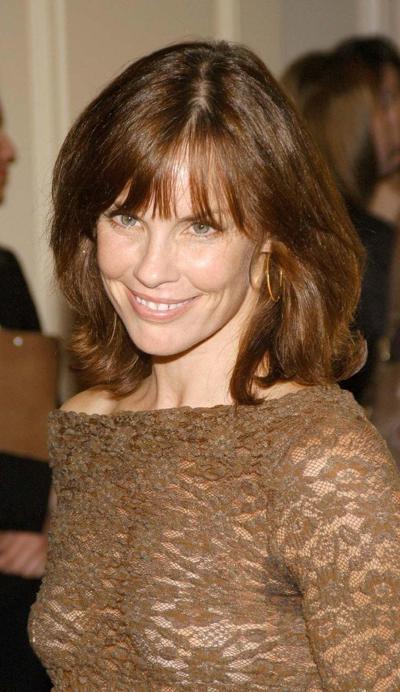 10P Alexandra Paul entblößt ihre schönen Titten und ihre Muschi und ist sexy in einem durchsichtigen Kleid
