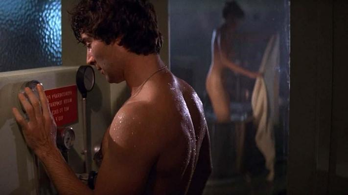 10P Pamela Susan montre ses beaux gros seins et baise fort dans des scènes de film nues.
