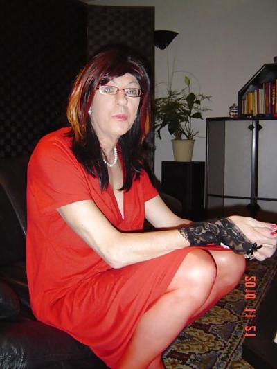 4P Shemale im roten Kleid