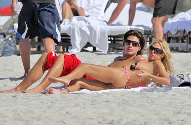 10P Shauna Sand showing her great ass in thong bikini on beach paparazzi pictures