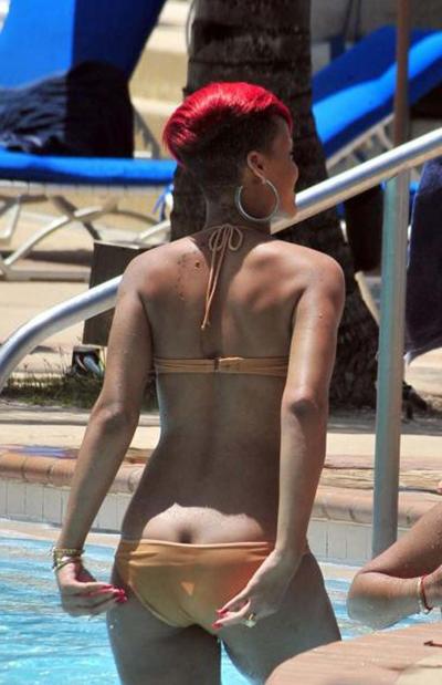 16P Rihanna entblößt ihren verdammt sexy Körper und ihre sexy Titten in einem durchsichtigen Hemd
