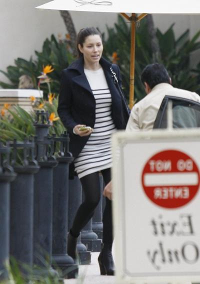 16P Jessica Biel exhibe son cul parfait en bikini sur une plage hawaïenne