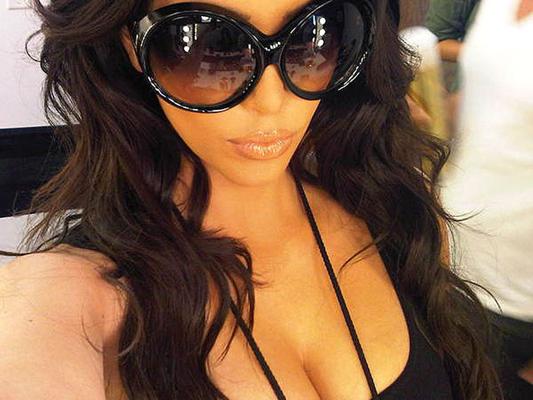 16P キム・カーダシアン、未公開のプライベート写真でセクシーに見える
