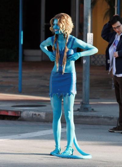 16P AnnaLynne McCord in Avatar costume making out on the set of '90210