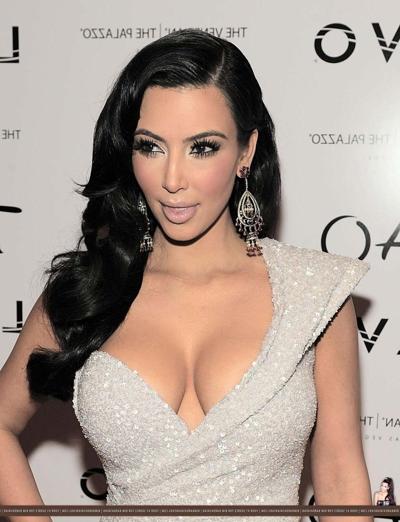 10P Kim Kardashian show big cleavage and very leggy in mini skirt