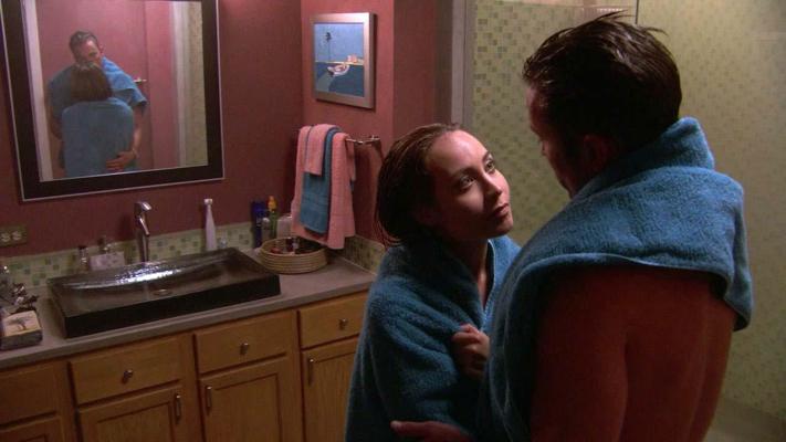 10P Courtney Ford entblößt ihre schönen großen Brüste und fickt in Nacktfilmszenen