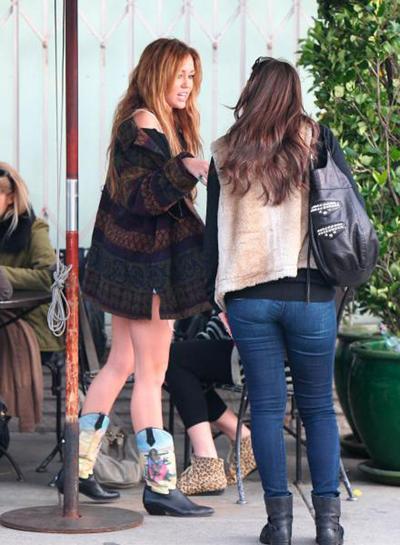 16P Miley Cyrus expõe pernas sensuais em novas fotos de paparazzi