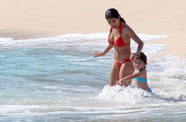 16P Salma Hayek exposing sexy body and huge boobs in red bikini on beach