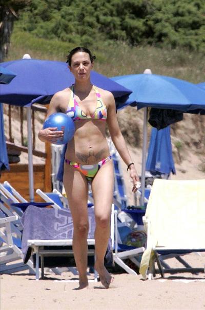 10P Asia Argento entblößt bei Paparazzi-Shootings ihre schönen großen Brüste und zeigt ihre Muschi