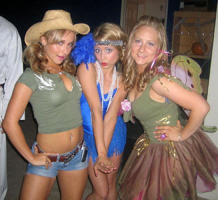 16P Hayden Panettiere looking very hot and sexy on her private photos
