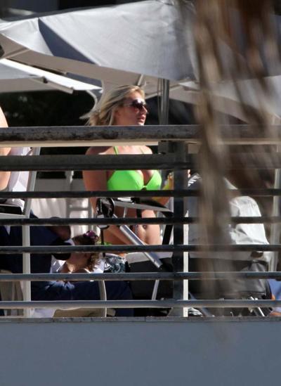 10P Brooke Hogan showing her sweet ass in thong and sexy in green bikini paparazzi s