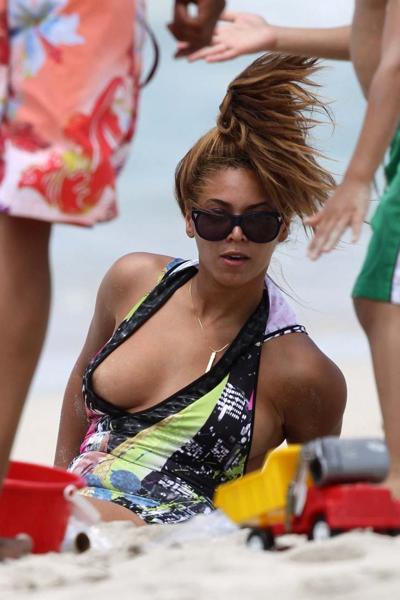 10P Beyonce Knowles sexy in yellow bikini and nipple slip paparazzi pictures