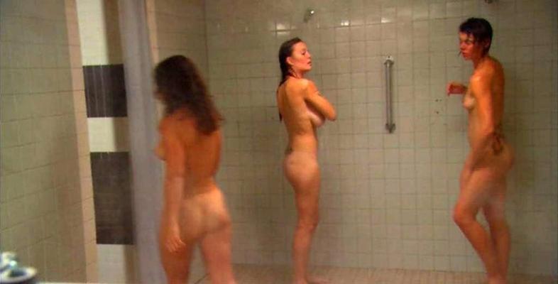 10P Danielle Riley entblößt ihre riesigen Brüste in Nacktfilmszenen