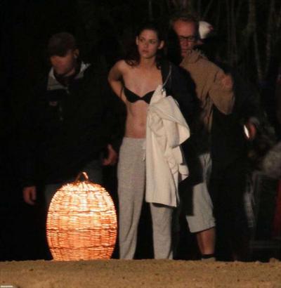 16P Kristen Stewart exposing fucking sexy body and nice tits in bra