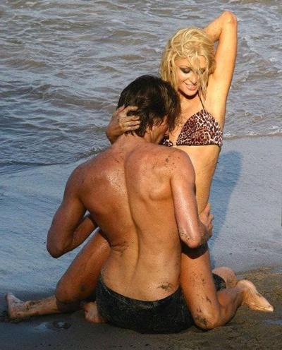 16P Paris Hilton parece muito sexy e transa com um garoto na praia
