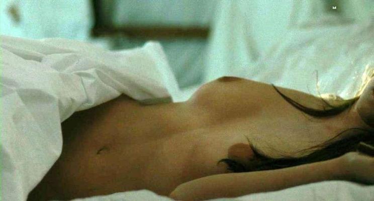 10P Paz De La Huerta expose sa chatte poilue et ses beaux gros seins dans un film