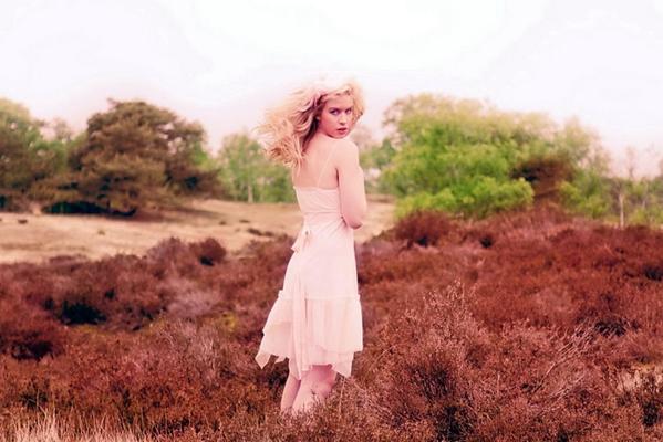 16P Steffi De Greve nackt, aber versteckt im belgischen Che-Magazin