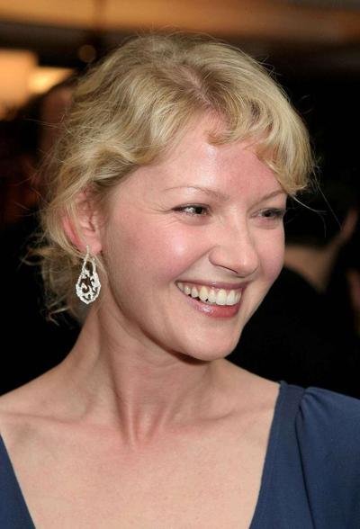 10P Gretchen Mol exposing her nice huge boobs with other girls in nude movie scene