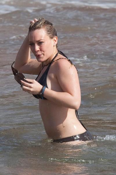 15P Hilary Duff под юбкой в ​​трусиках и застукали в бикини
