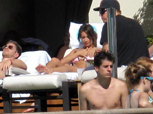 16P Ashley Tisdale trägt einen sexy Bikini bei Wet Republic in Las Vegas