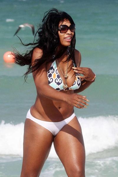 16P Serena Williams showing sexy body and hot ass in bikini on beach