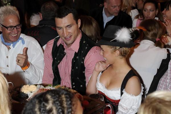 16P Hayden Panettiere vollbusig in deutscher Tracht auf dem Oktoberfest in München