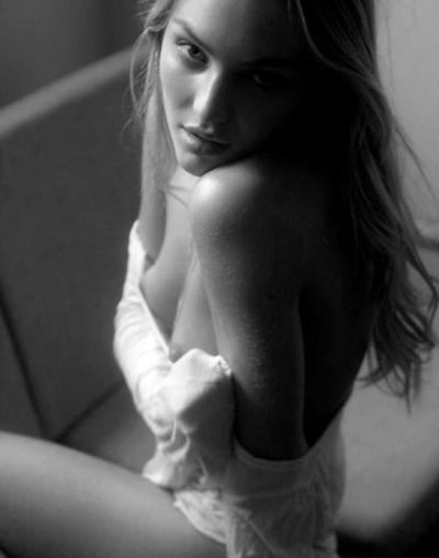 14P Candice Swanepoel entblößt ihre süßen, frechen Titten