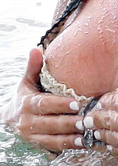 15P Elisha Cuthbert adorable nipple in the water