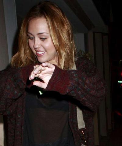 16P Miley cyrus exponiendo sus jodidamente sexys piernas y sus bonitas tetas con una camisa transparente