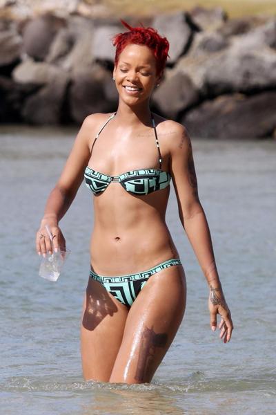15P Rihanna looks very sexy wearing skimpy bikini on Hawaiian beach