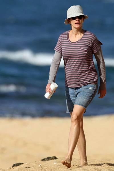 16P Julia Roberts exposing her sexy body and hot ass in bikini on beach