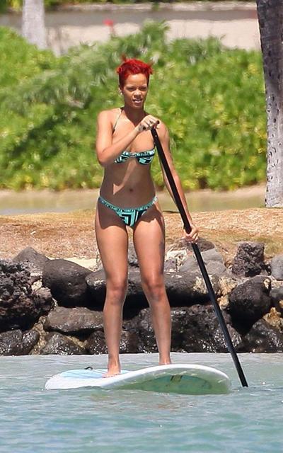 16P Rihanna exposing her fucking sexy body and hot ass in bikini on beach