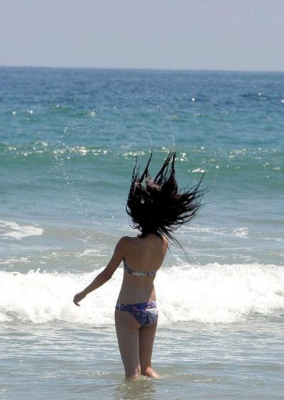 16P Selena Gomez exposing sexy body and hot ass in bikini on beach