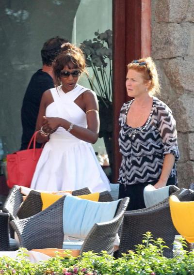 16P Naomi Campbell flashes her pussy leaving the boat in Sardinia