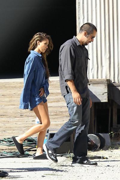15P Jessica Alba trägt einen schwarzen BH beim Fotoshooting in Los Angeles