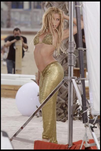 15P Shakira Ripoll in verschiedenen Bikinioberteilen am Set ihres neuen Musikvideos in Bar