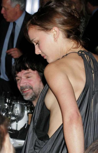 16P Natalie Portman expondo sua bela bunda com tanga e seios escorregando nas fotos de paparazzi