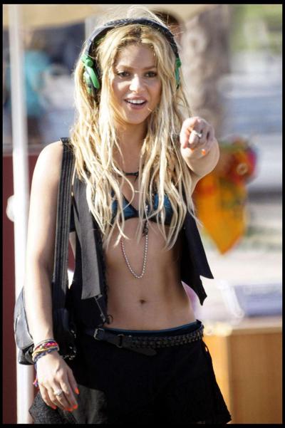 16P Shakira expondo seu corpo sexy e belos músculos abdominais