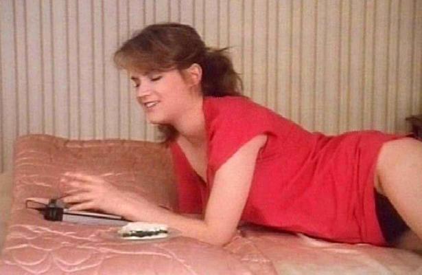 10P Jennifer Jason Leigh expondo seus lindos peitos e posando sexy