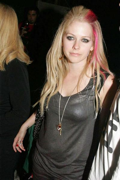 4P Avril Lavigne nipple popout from her bikini top on beach paparazzi shoots
