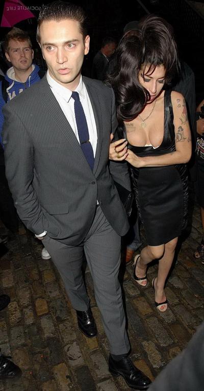16P Amy Winehouse nip slip  upskirt leaving a car outside Shaka Zulu restaurant