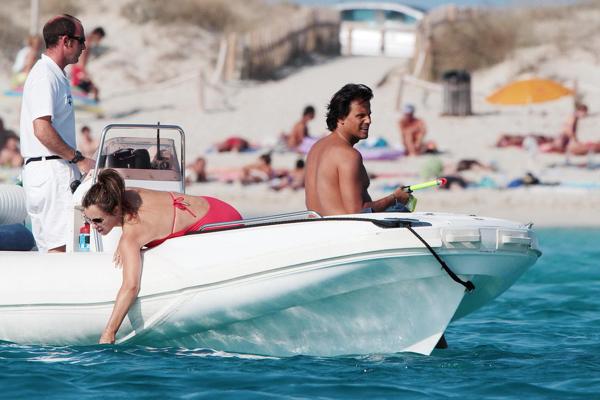 16P Elizabeth Hurley busty  ass shots wearing swimsuit on Valentino's yacht in Ibiza