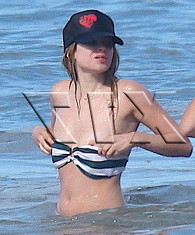 15P Avril Lavigne very sexy and hot bikini and nipple slip paparazzi photos