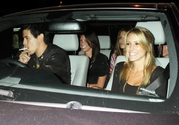 16P Kristin Cavallari en mini-robe noire moulante quittant le restaurant "Red O"