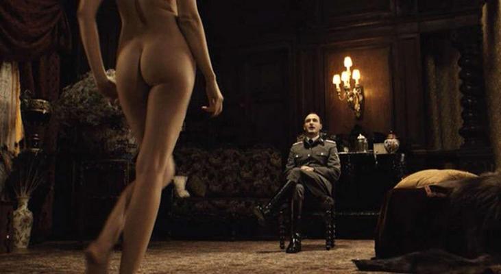 10P Tereza Srbova exponiendo sus enormes tetas y su gran culo en una escena de película desnuda